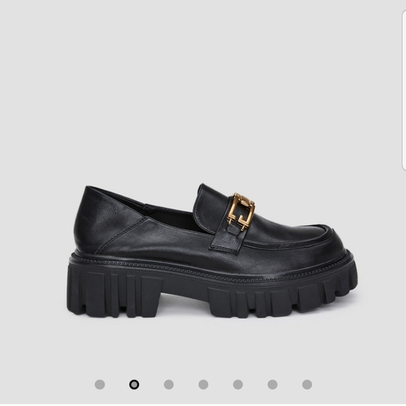 Vegan Leather Chunky Heeled Loafers with Gold Chain (Black) - Lattelier - Picture 4 of 13